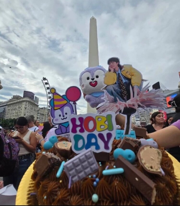 ФОТО: Instagram*, (запрещенная в России соцсеть; принадлежит компании Meta, признанной экстремистской и запрещенной в РФ) @armyfanstore.arg📷
