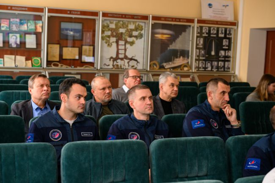 Космонавты и сотрудники ЦПК на встрече с представителями Института прикладной геофизики. Фото: ЦПК
