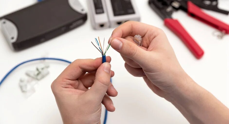 На фото: сетевой кабель витая пара для подключения по Ethernet (LAN)