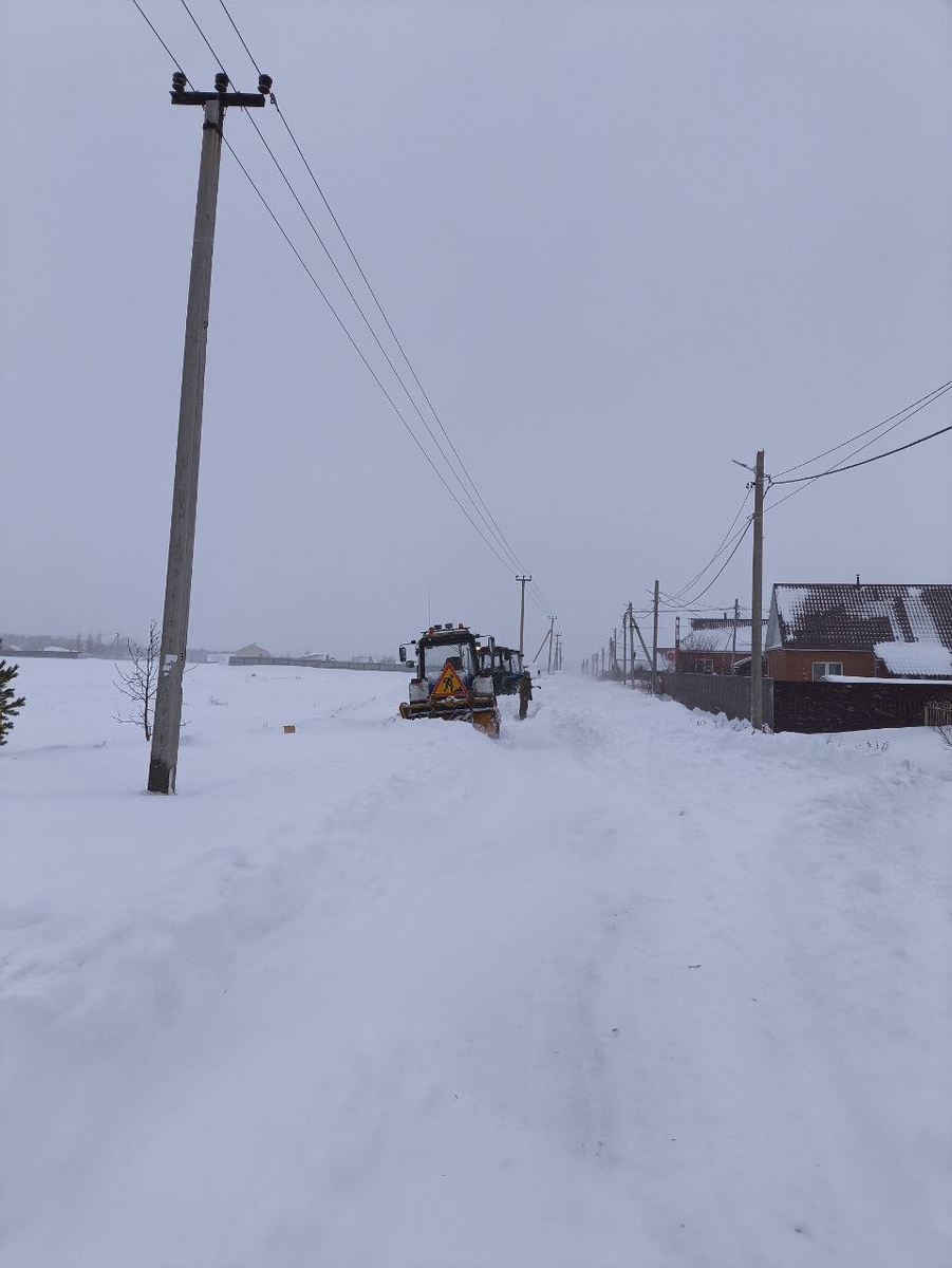 В снегопад застряли два трактора, расчищая к нам дорогу. @ Горбунов Сергей.