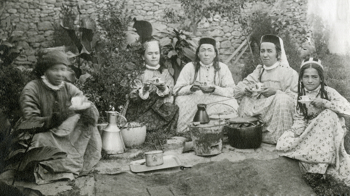 Группа женщин из крымских татар, пьющих кофе в ялтинской деревне, 1907 (С) Российский этнографический музей