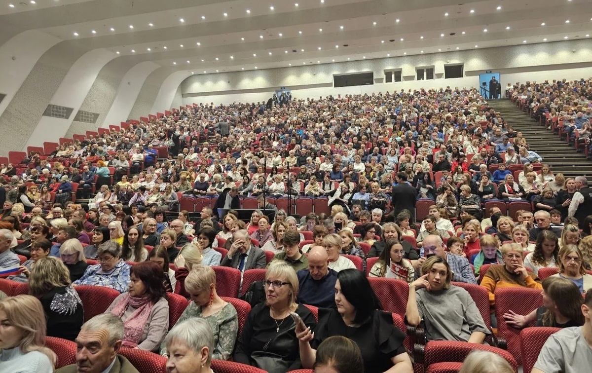 Зрительный зал с другого ракурса. Аншлаг.