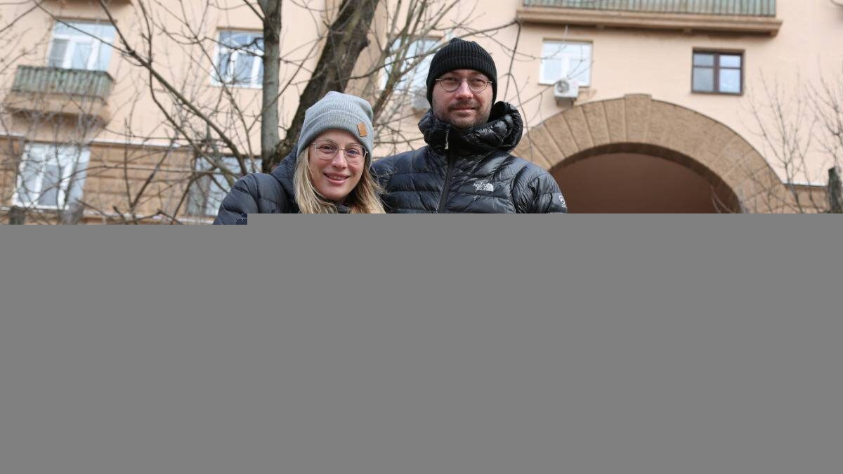    Супруги Александр и Ася Вылегжанины с сыном Мишей живут в старом доме в Тимирязевском районе. Плюс многих старых домов в том, что они находятся в зеленых, тихих районах с хорошей инфраструктурой / Фото: Наталья Шатохина / Вечерняя Москва