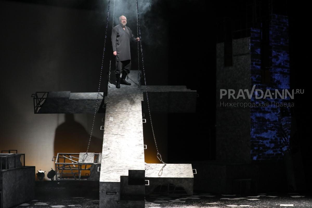    Сергей Блохин в роли Минина в спектакле «Смута»