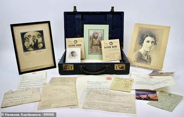 Исторические раритеты найденные в чемодане бывшей горничной Виндзоров Беатрис Стиллман в 2024 году.