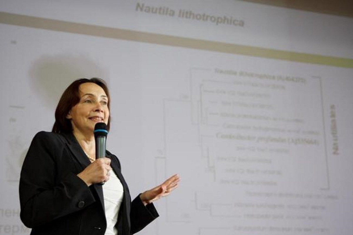    Елизавета Александровна Бонч-Осмоловская, член-корреспондент РАН, доктор биологических наук, профессор, заместитель директора Института микробиологии им. С.Н. Виноградского РАН, лауреат множества научных премий, член Американской Академии микробиологии, участница многочисленных экспедиций в районы гидротермальной активности, заведующая лабораторией гипертермофильных микробных сообществ