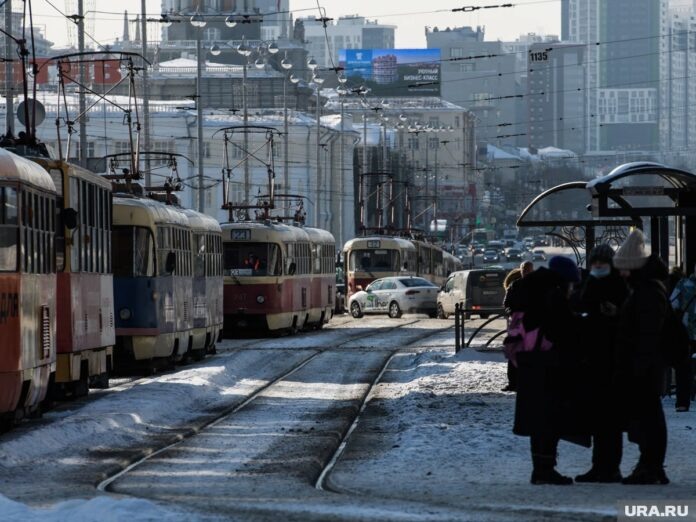    Электронные автобусы в Екатеринбурге: история борьбы с невидимыми маршрутками и внедрение ИИ-диктатора novostix