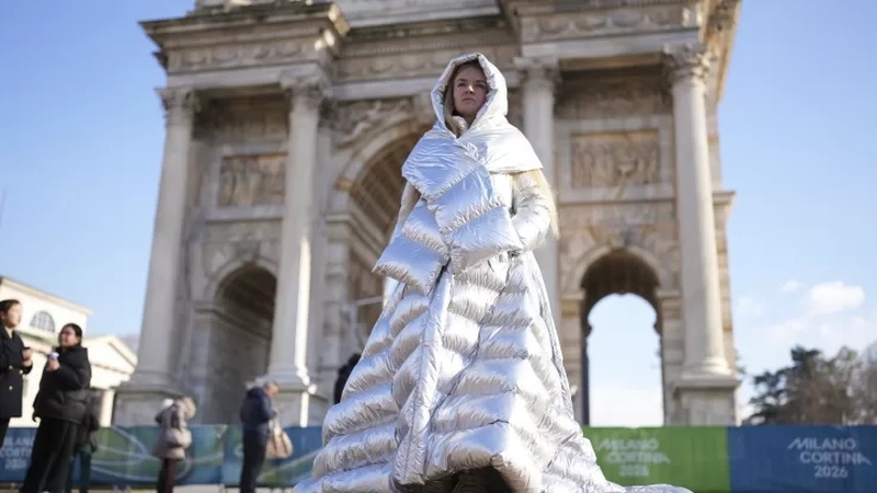    Табличку «Украина» на открытии Олимпийских игр несла россиянка