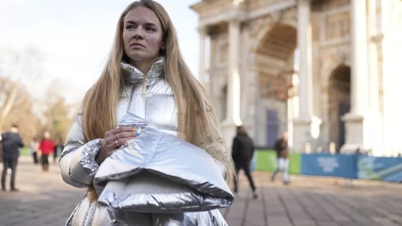    Табличку «Украина» на открытии Олимпийских игр несла россиянка