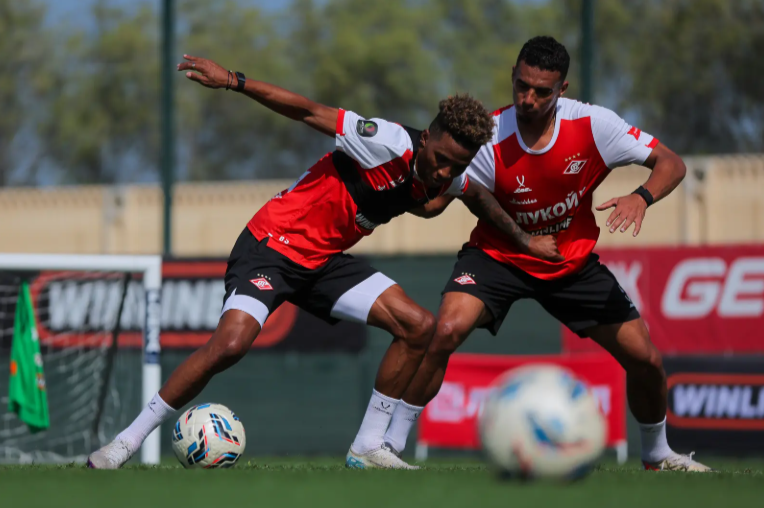 Джедсон Фернандеш и Александер Джику "пашут"на третьем сборе в Дубае. Фото из интернета.