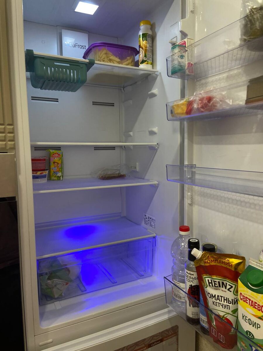 Таким пустым холодильник уже давно не был)