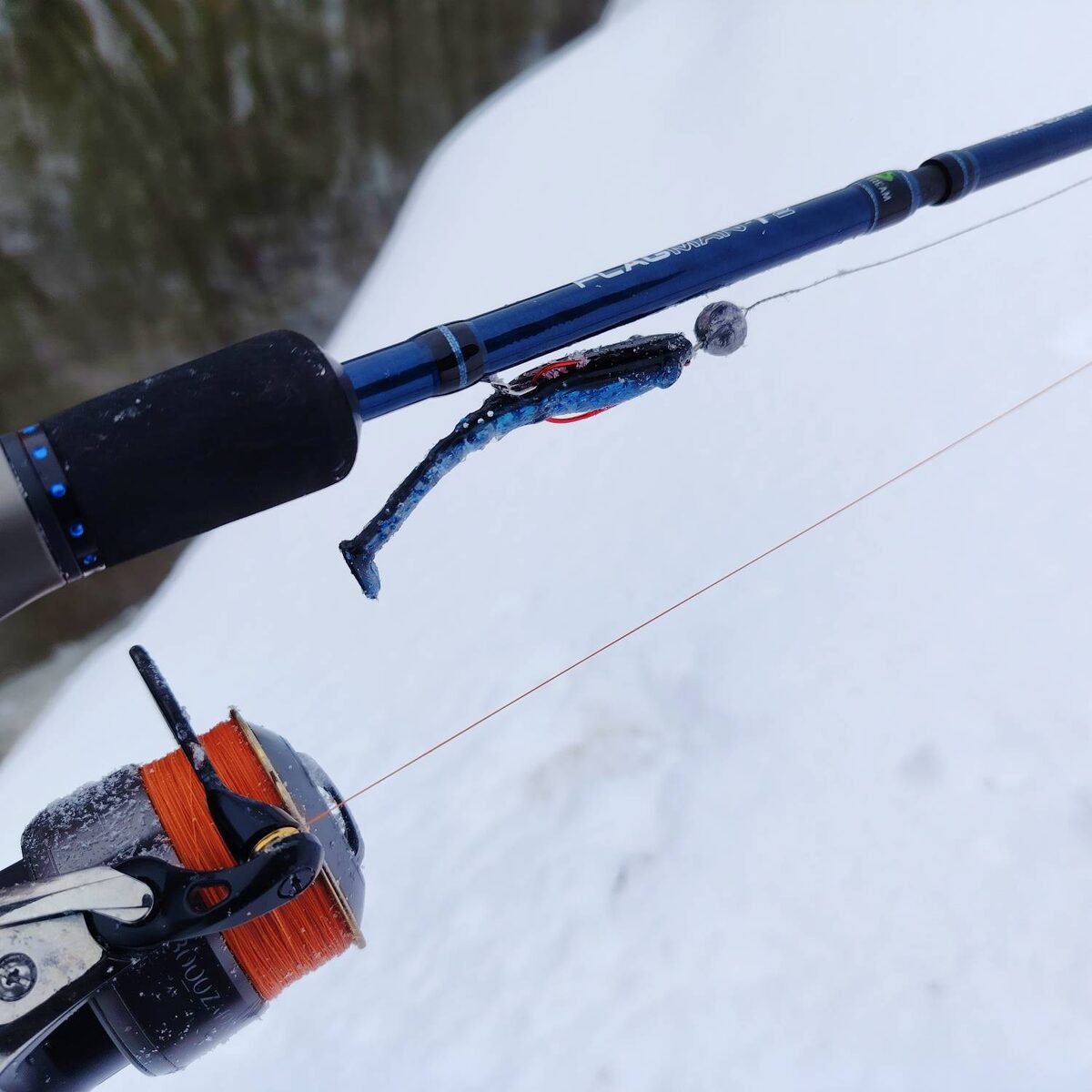 Шнуры зимой лучше использовать восьмижильные - они меньше обмерзают. На фото Momoi JigLine MX8 Super Silk