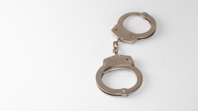 Фото: https://ru.freepik.com/free-photo/closeup-shot-metal-handcuffs-white_10809782.htm#