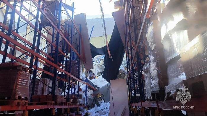 Площадь обрушения кровли склада в Зеленодольске выросла до 540 «квадратов». Обложка © Max / ГУ МЧС России по Татарстану