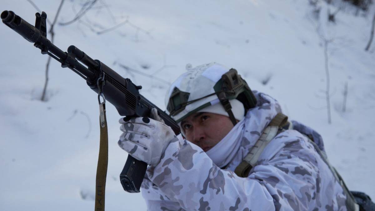    Командир штурмового отделения Андрей и в праздник занят делом — делится со своими бойцами опытом ведения боя / Фото: Марат Чернышов