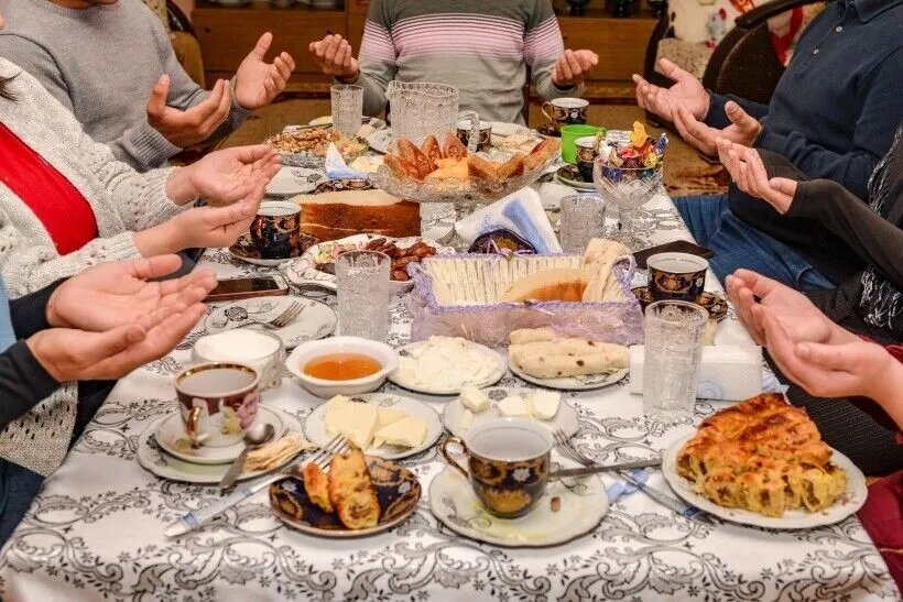  Во время Рамадана верующие не едят и не пьют до заката   © РИА Новости. Ильхам Мустафа