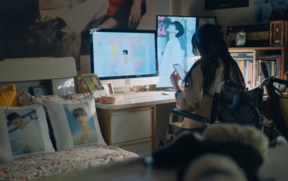 Кадры из дорамы «Хватай Сон Джэ и беги». Фанатка читает комментарии о любимом айдоле