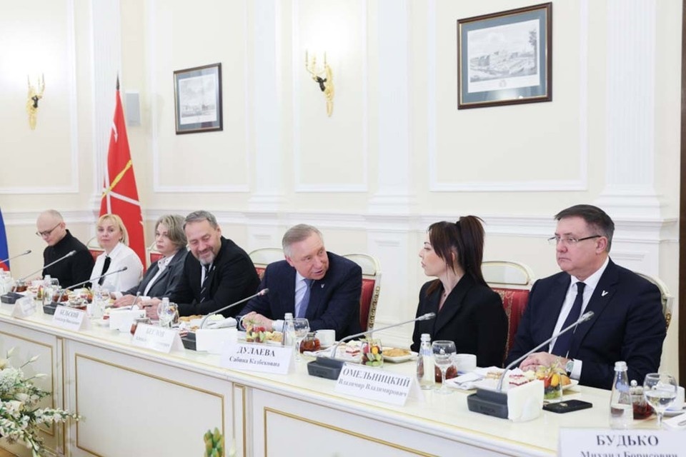    Каждый месяц Петербург будет отправлять в Мариуполь бригаду скорой помощи. Фото: Смольный