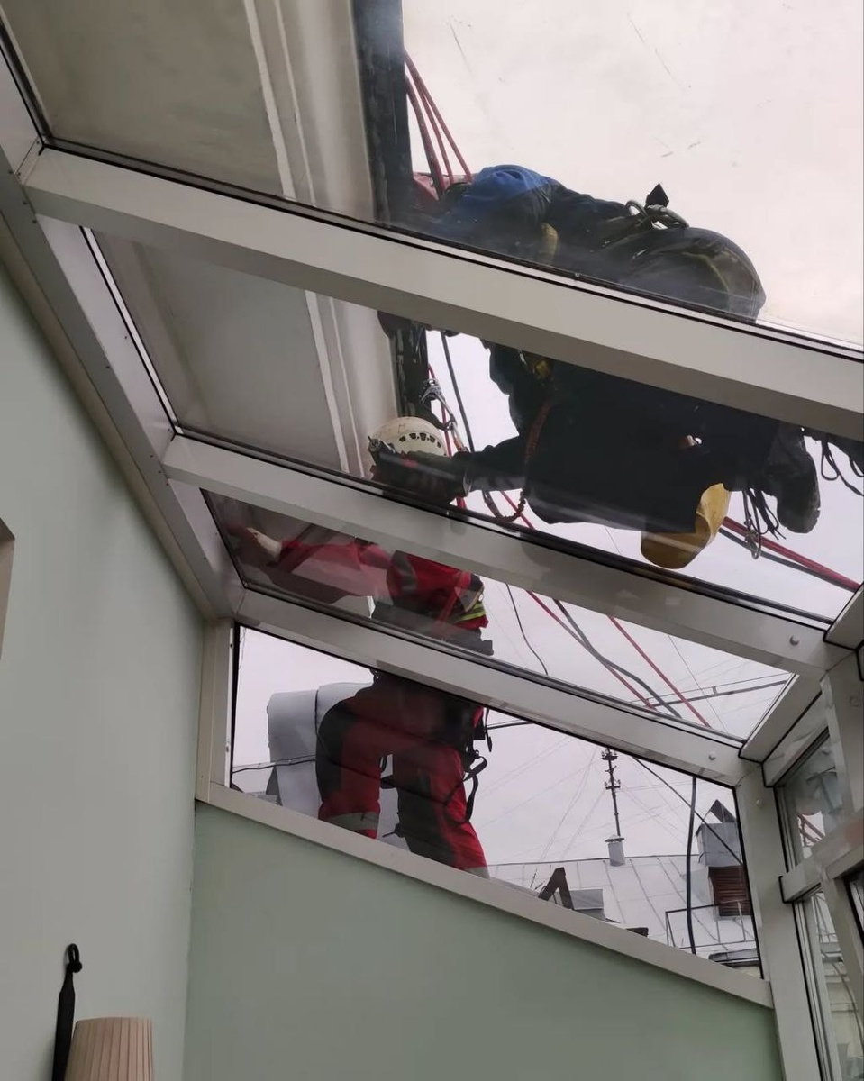 УСЛУГИ ПРОМЫШЛЕННЫХ АЛЬПИНИСТОВ Ы МОСКВЕ И МОСКОВСКОЙ ОБЛАСТИ: ЗАМЕНА СТЕКЛОПАКЕТОВ, УСТАНОВКА ЗАЩИТНОГО ПОЛИКАРБОНАТА, МОНТАЖ СИСТЕМЫ СНЕГОЗАДЕРЖАНИЯ, УСТАНОВКА ОБОГРЕВА КРОВЛИ, ЛОДЖИИ, БАЛКОНА, ЗИМНЕГО САДА. 