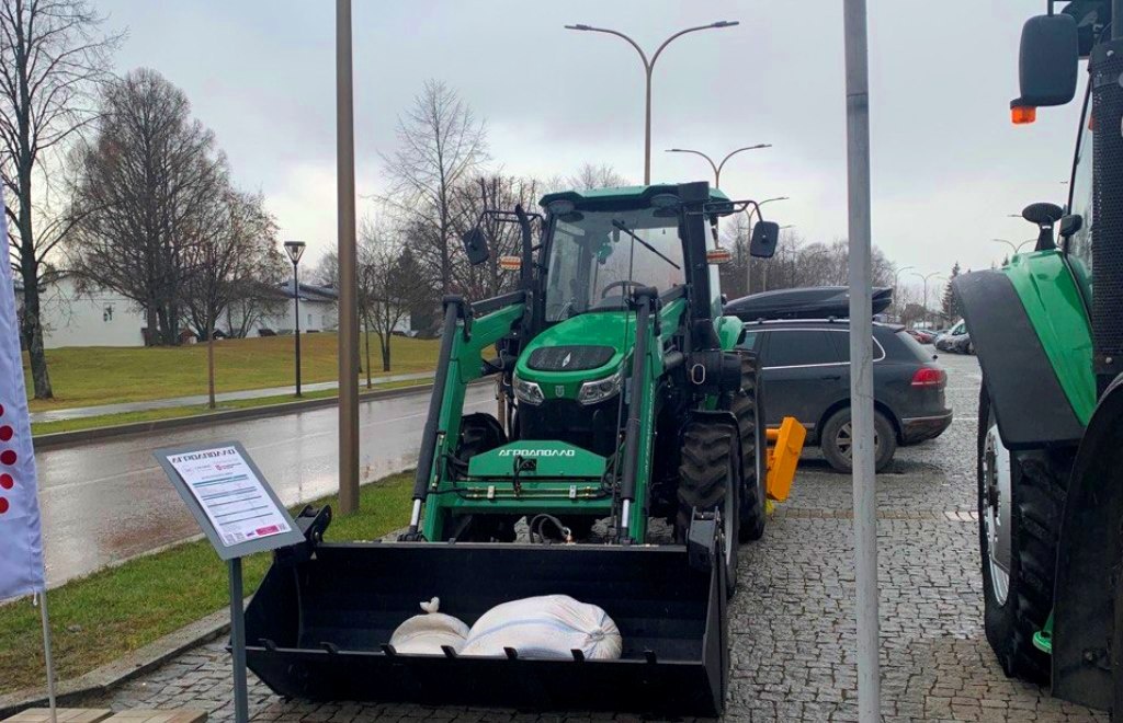 Неизвестные зелёные тракторы возле Суздальского аквапарка...