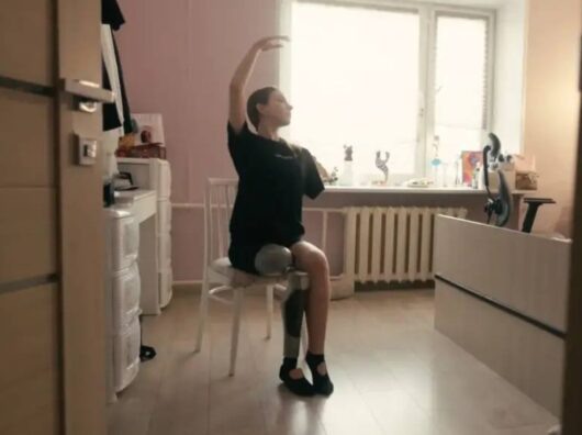    Юная балерина Полина Гладких вернулась к танцам после реабилитации //Фото Евгений Баранов