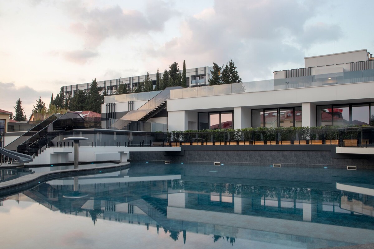 Бассейн в отеле "Моне"