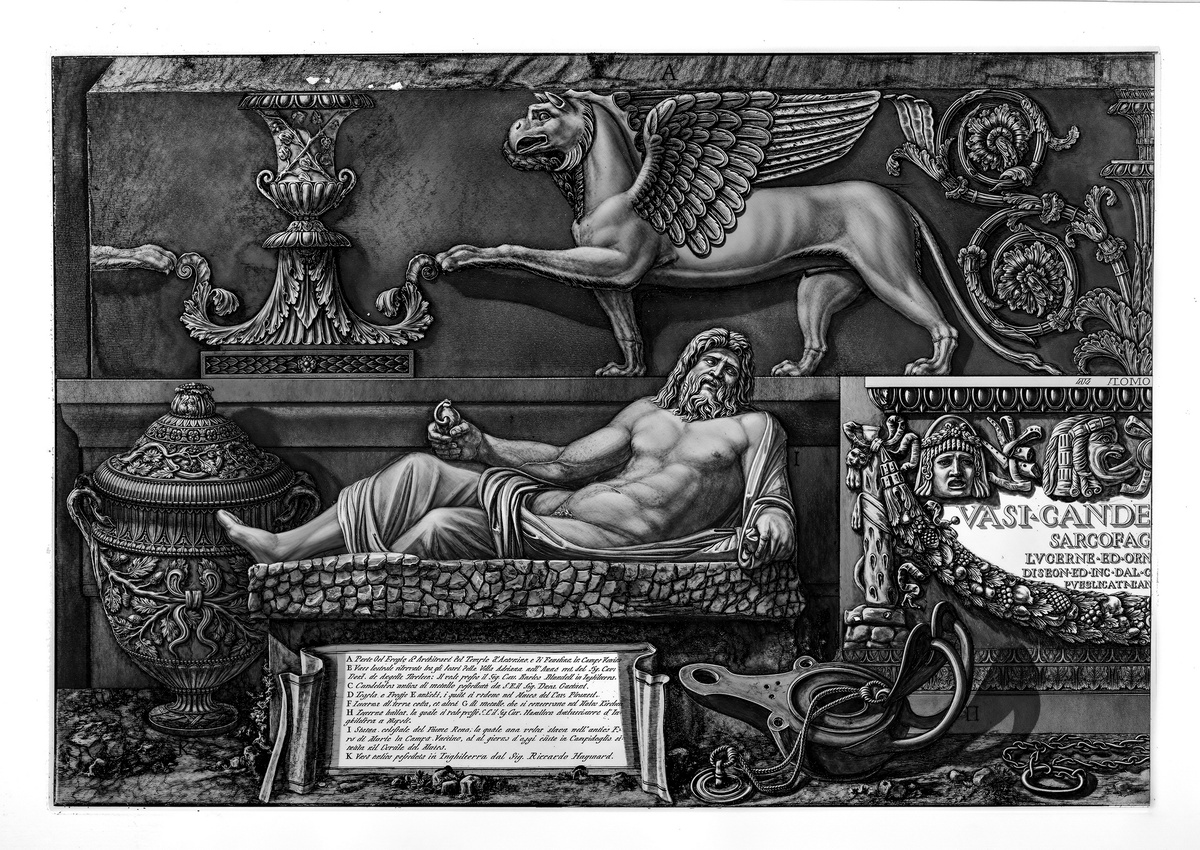 Фронтисписы к серии "Вазы и канделябры" Джамбаттиста Пиранези. В центре композиции, в прямоугольной рамке, расположена следующая надпись (орфография и пунктуация сохранены):
VASI, CANDELABRI, CIPP1, SARCOFAG1, TRIPODI, LVCERNE, ED ORNAMENTI ANTIC1
DISEGN. ED INCISI DAL CAV. GAMBATTISTA PIRANESI
TOM0 1.
Перевод:
ВАЗЫ, КАНДЕЛЯБРЫ, ПОГРЕБАЛЬНЫЕ УРНЫ (ЦИППУСЫ), САРКОФАГИ, ТРЕНОЖНИКИ, СВЕТИЛЬНИКИ И АНТИЧНЫЕ ОРНАМЕНТЫ. (Обратите внимание на архаичное написание римских цифр I вместо J и окончаний).
DISEGN. ED INCISI DAL CAV. GAMBATTISTA PIRANESI — НАРИСОВАНО И ВЫГРАВИРОВАНО КАВАЛЕРОМ ДЖАМБАТТИСТА ПИРАНЕЗИ.