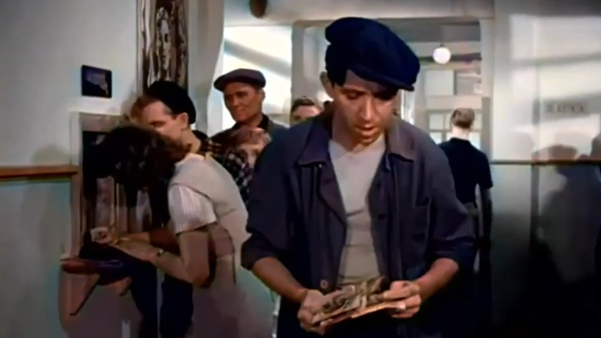 Кадр из фильма «Неподдающиеся» (1959г). В фильме герой Юрия Никулина проходит очередь за получкой в кассе прямо на заводе. Он называет своё ФИО, ставит подпись и получает деньги.