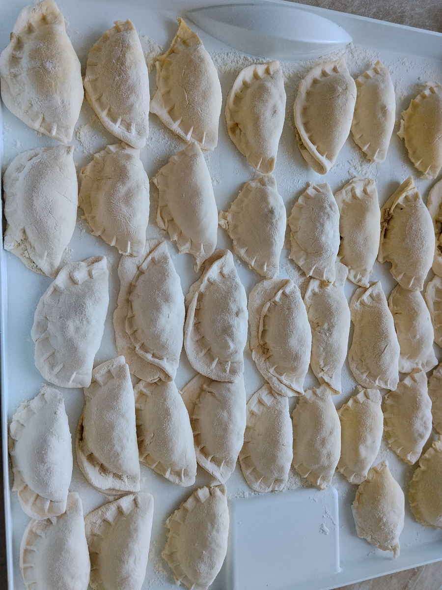 С виду варенники, внутри манты, но как бы пельмени😄👌. Фото автора. 