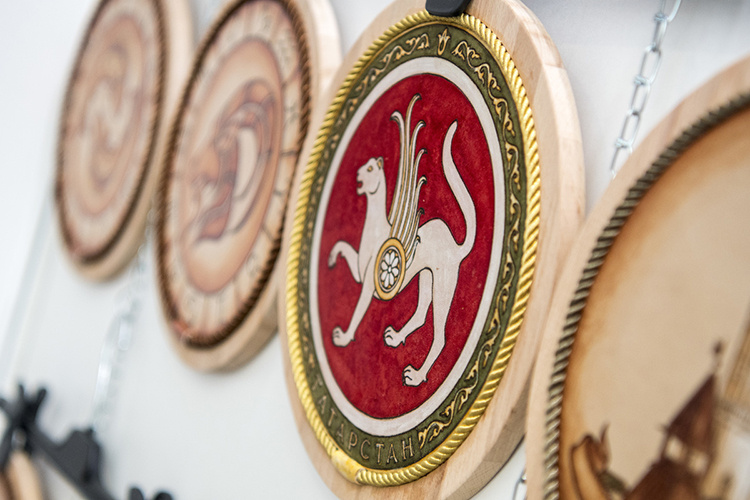    Крылатый снежный барс изображен на гербе республики, для всех тюрок барс — тотемное животное.   
Фото: «БИЗНЕС Online»