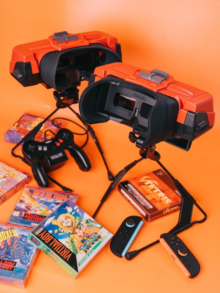Virtual Boy для Switch (на переднем плане) — это удивительно точная копия оригинальной системы (на заднем плане).