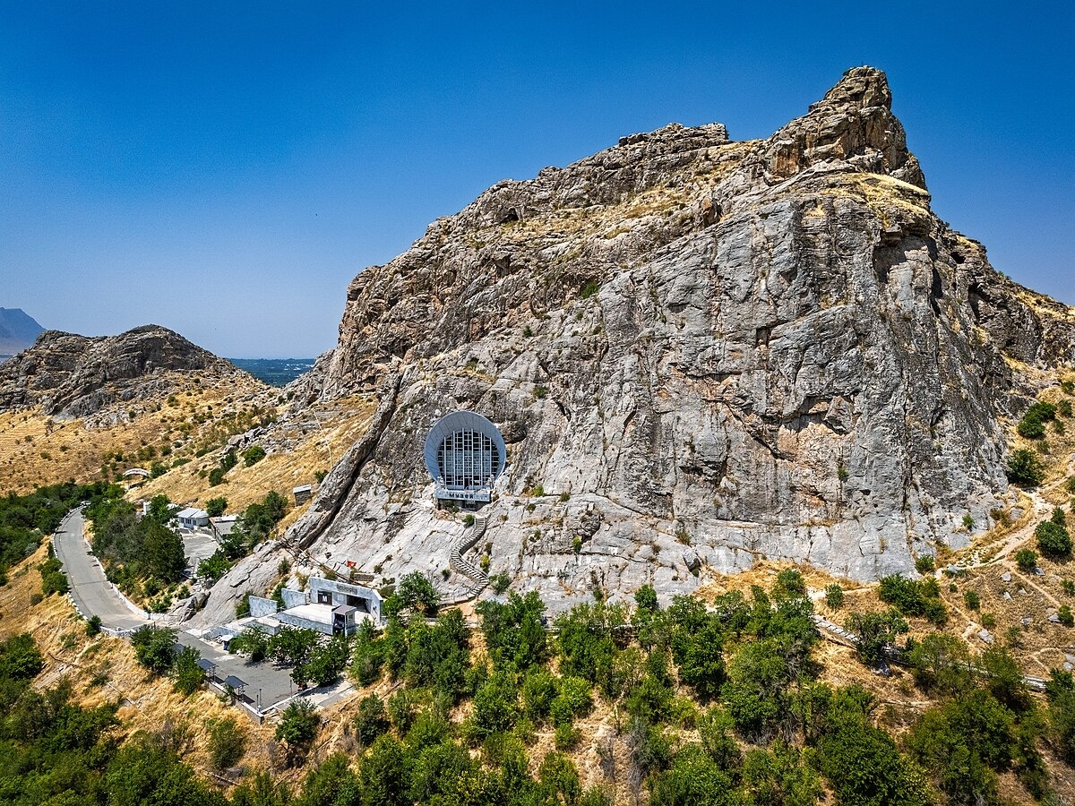   Сулайман-Тоо (также Соломонова гора) — священная гора в городе Ош на юге Кыргызстана.