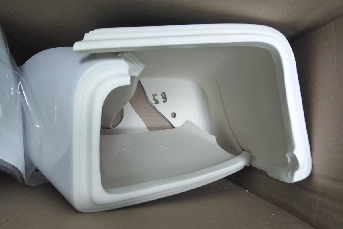 Разбитый бачок унитаза