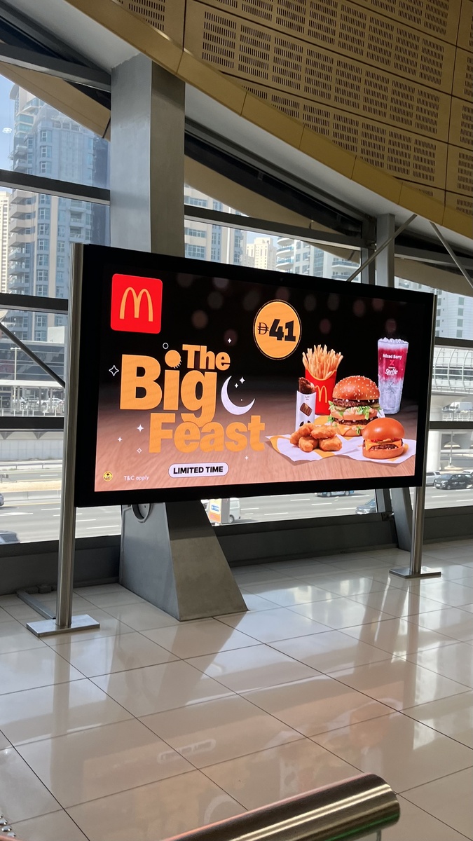Реклама The Big Feast Menu в метро Дубая.
