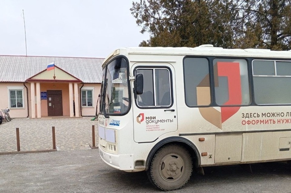    Специалисты выездного обслуживания МФЦ приняли жителей в отдаленных населенных пунктах Каховского округа. Фото: администрация Каховского округа