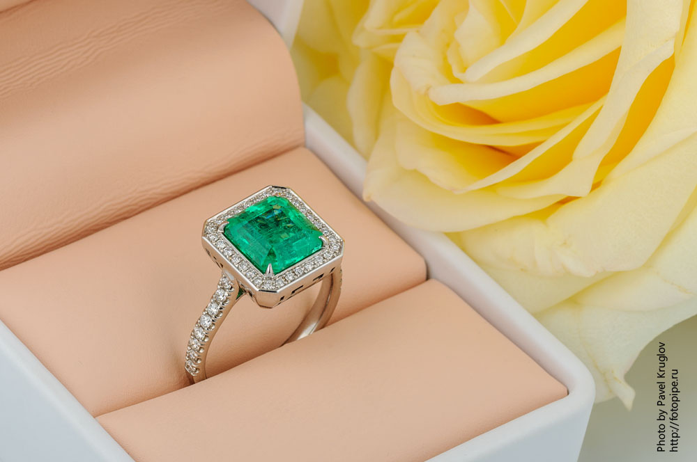 Золотые кольца с драгоценными камнями