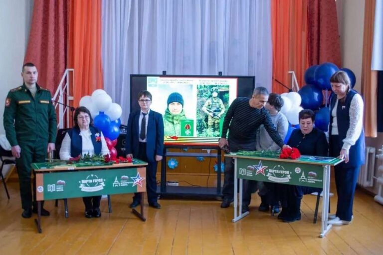    В школе под Оренбургом в память об участниках СВО открыли Парты Героев Оренбуржье