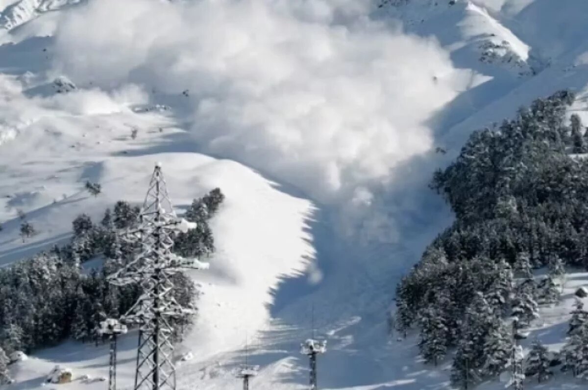    Гигантская снежная лавина накрыла итальянскую деревню