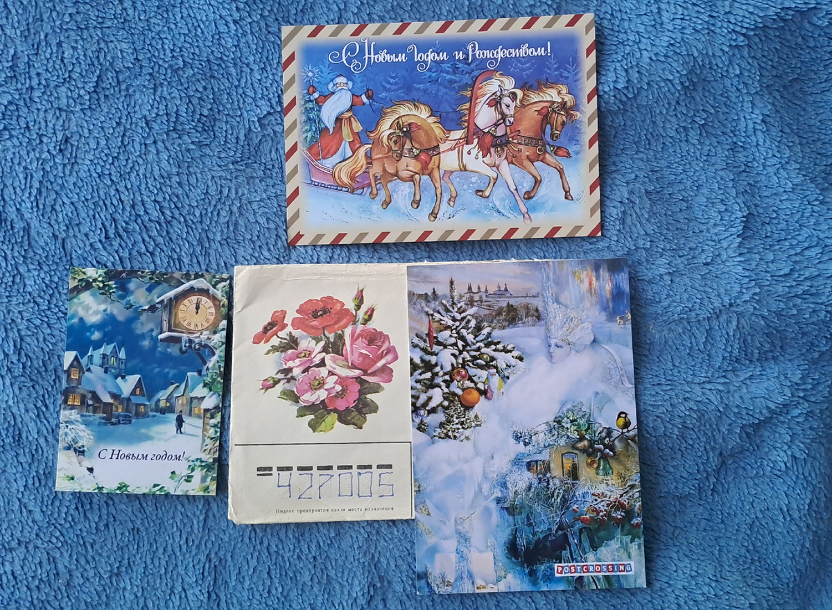 Этот замечательный, так сказать,  набор новогодних открыток пришёл накануне. История такова- у меня было несколько одинаковых открыток В.Зарубина и я одну из них решила обменять на другую новогоднюю. Мне выслали аж целых 2 больших и 1 мини вместо одной. Неожиданно приятный момент. Обратите внимание,  какой раритетный конверт ещё здесь. 