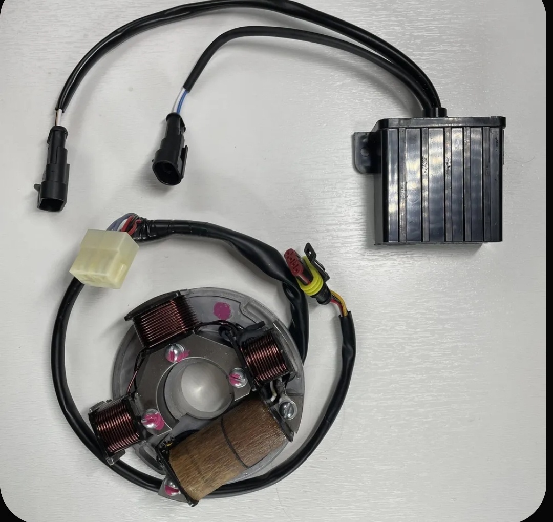 на нем ищите метку,метка совмещается со второй меткой на картере,без метки только стробоскопом устонавливать УОЗ.