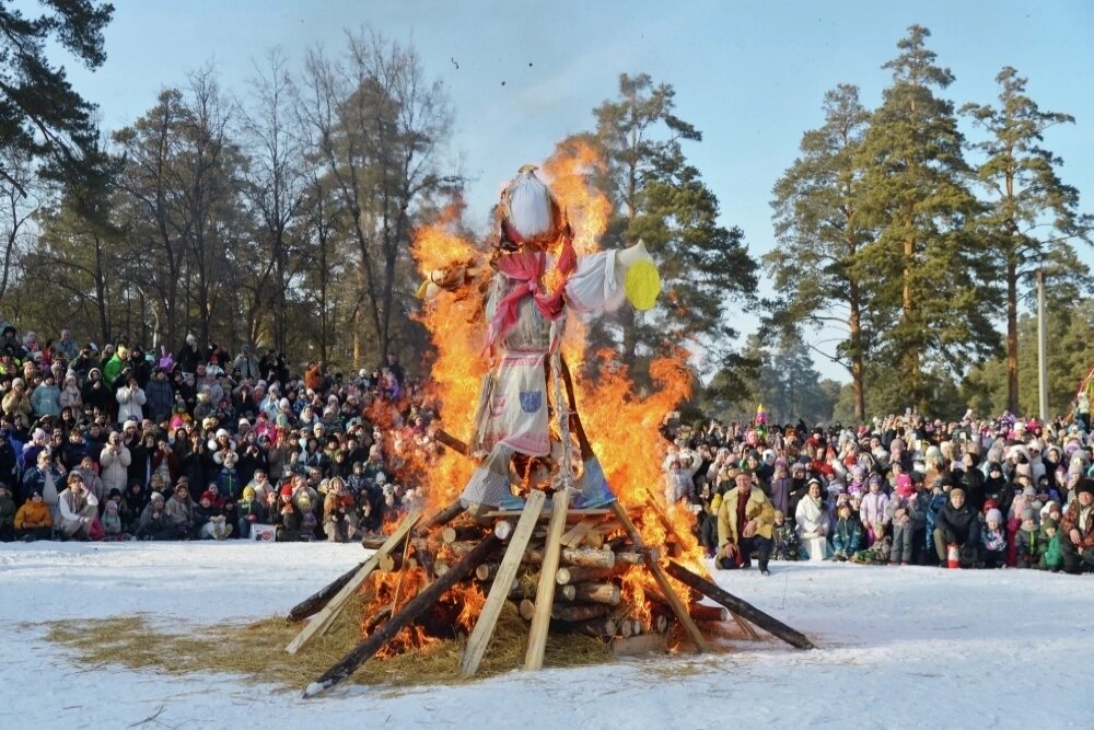    Сейчас праздничное чучело чаще всего называют Масленицей, или Зимой, но изначально оно носило имя Марена. Фото: РИА Новости/ Александр Кондратюк