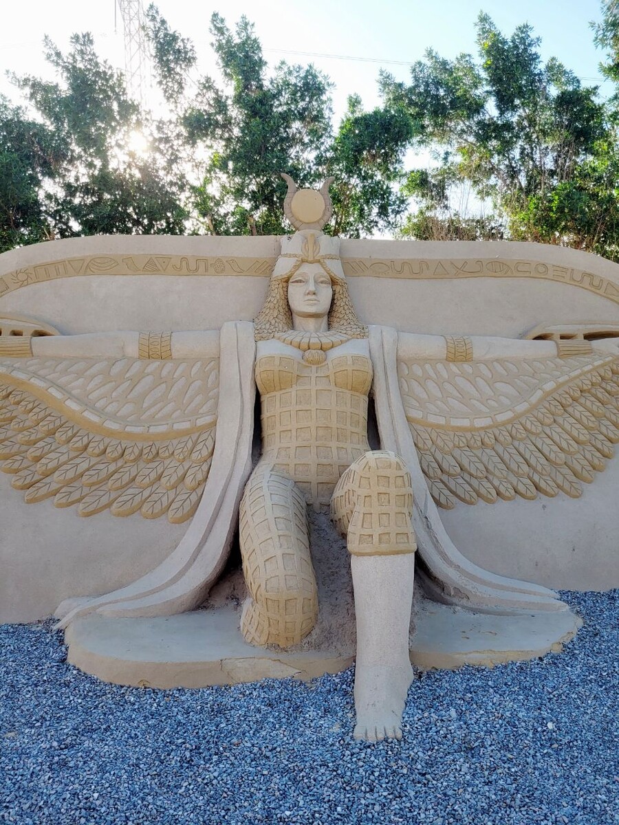 Египетская богиня Исида из песка