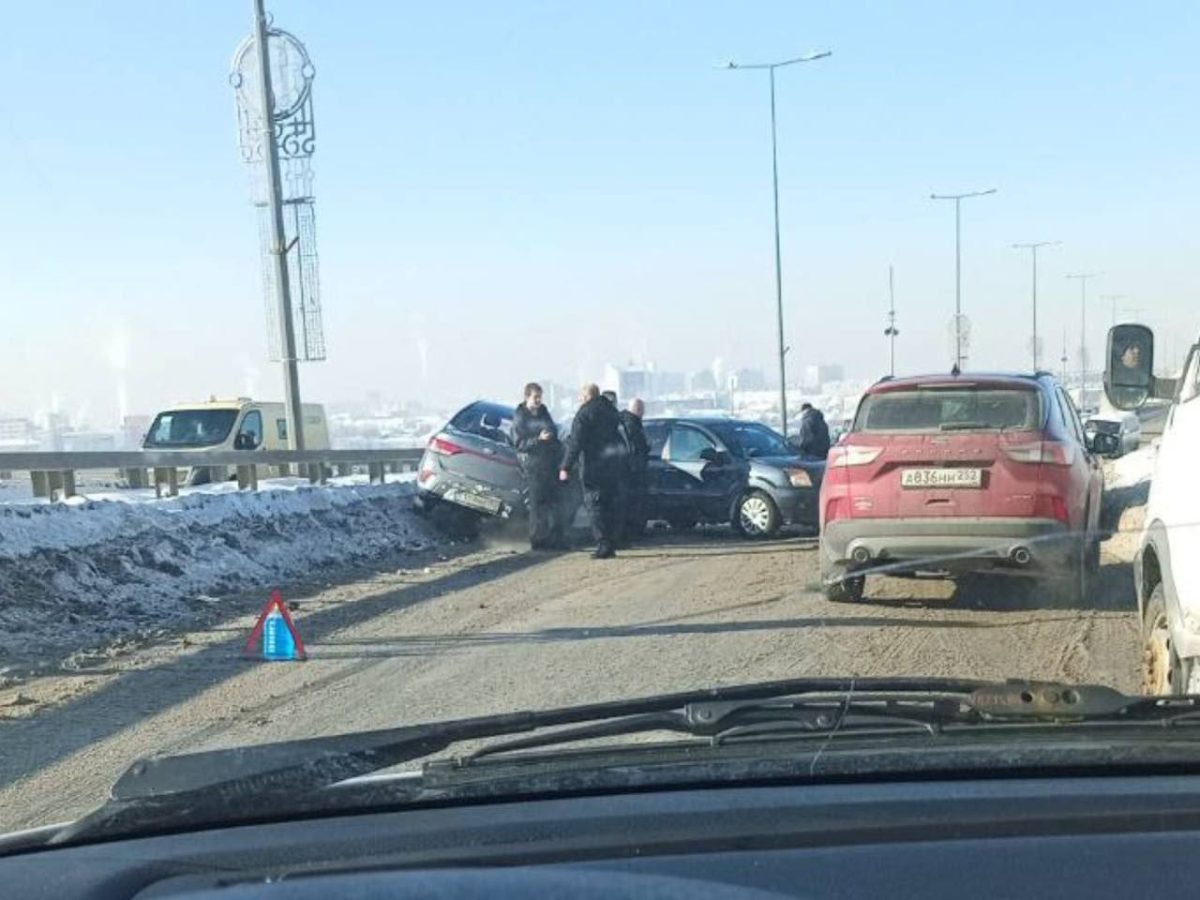    Судя по опубликованным снимкам, на мосту столкнулись машины \