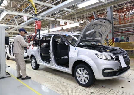    «АвтоВАЗ» пожаловался на нежелание россиян покупать их автомобили. В Сети советуют запретить чиновникам ездить на иномарках вообще