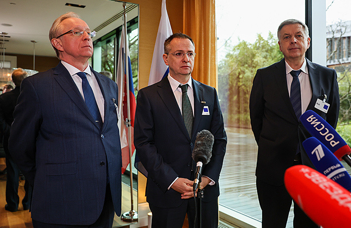    Помощник президента Владимир Мединский (в центре) во время пресс-подхода по итогам второго дня переговоров. Александр Рюмин/ТАСС