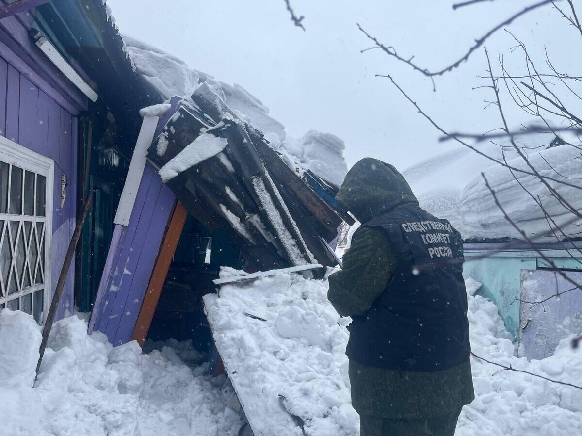    Место схода снега с крыши частного дома в Анжеро-Судженске | © Фото : Следственное управление СК Российской Федерации по Кемеровской области
