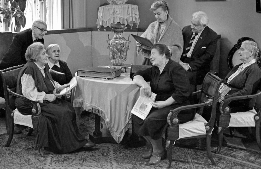    Дом ветеранов сцены имени А. А. Яблочкиной в Москве. Актеры в гостиной Дома ветеранов. 1964 г. Фото: РИА Новости/ Михаил Озерский