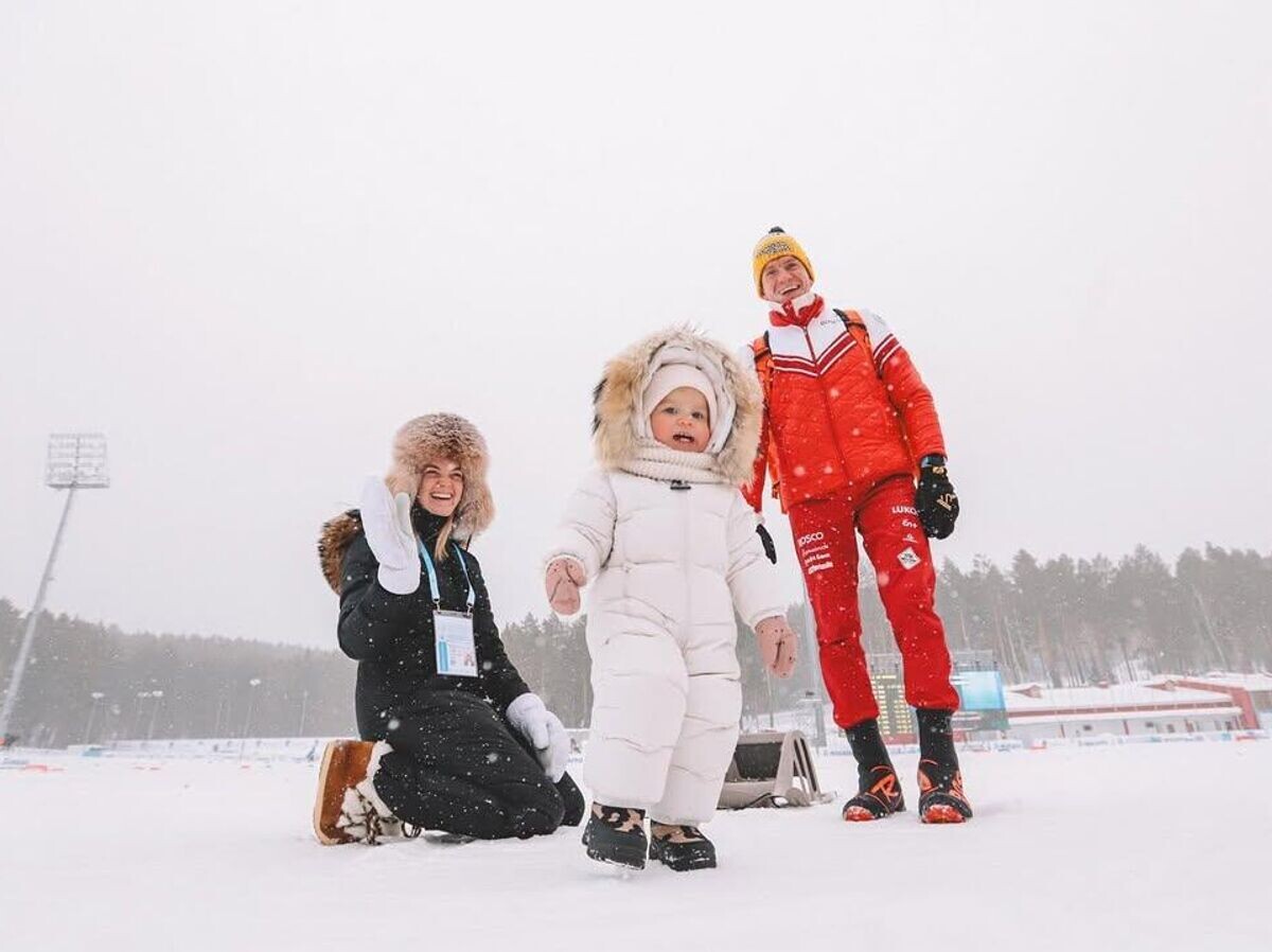    Анна и Александр Большуновы с дочерью Евой | © Фото : социальные сети