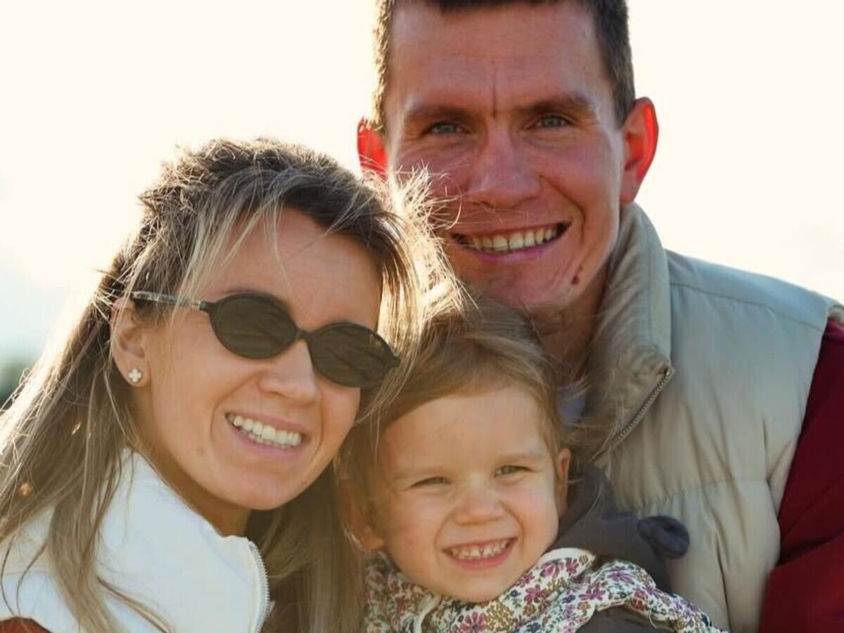    Анна и Александр Большуновы с дочерью Евой | © Фото : социальные сети