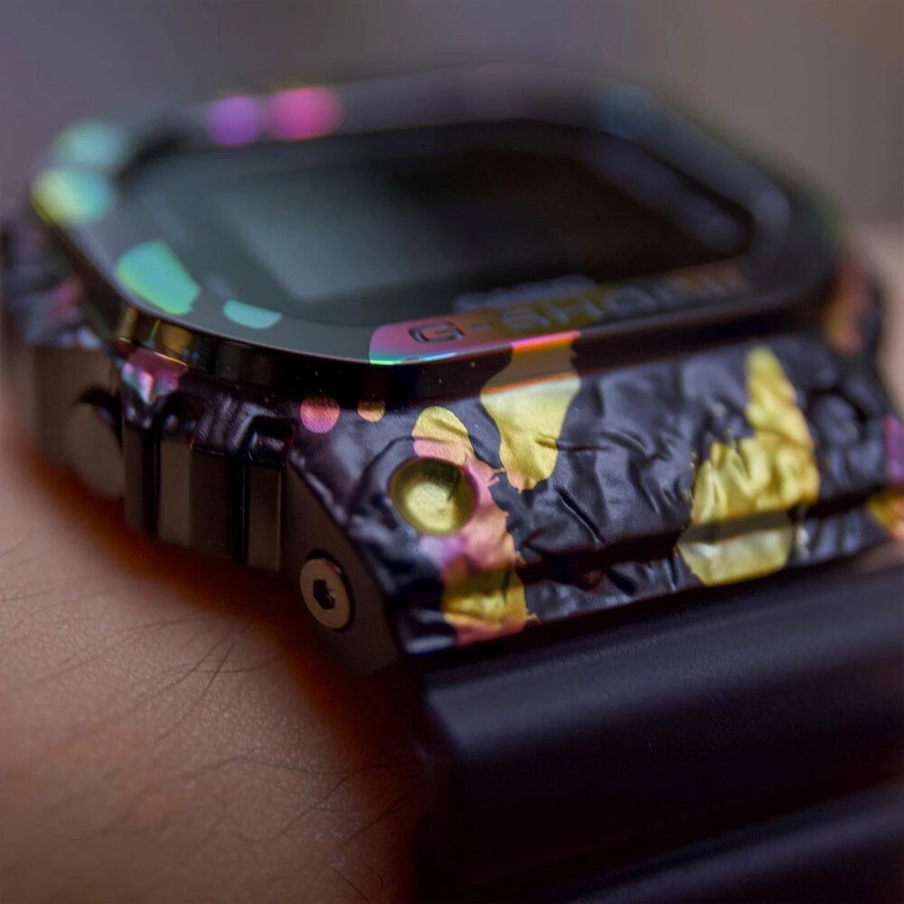 Корпус напоминает необработанную породу с жилами минерала